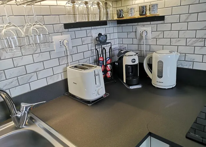 아파트 The Birdsong Between Two Lakes *